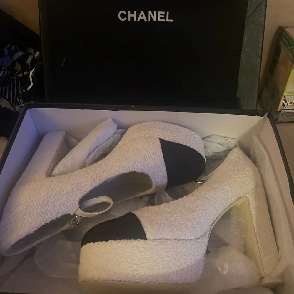 CHANEL Women's Black and Cream Tweed Heels - Picture 2 of 3